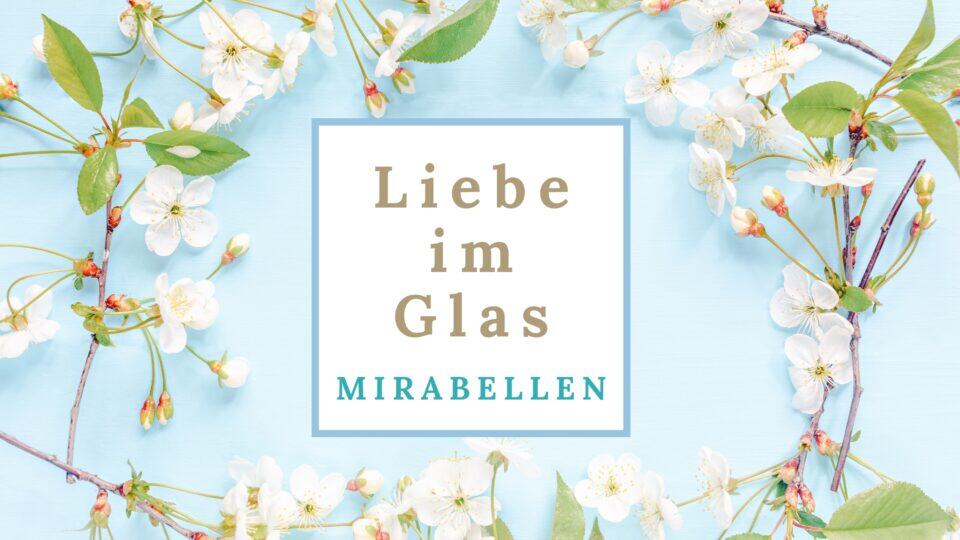 Blütenzweige auf hellblauem Hintergrund mit dem Schriftzug Liebe im Glas – Mirabellen