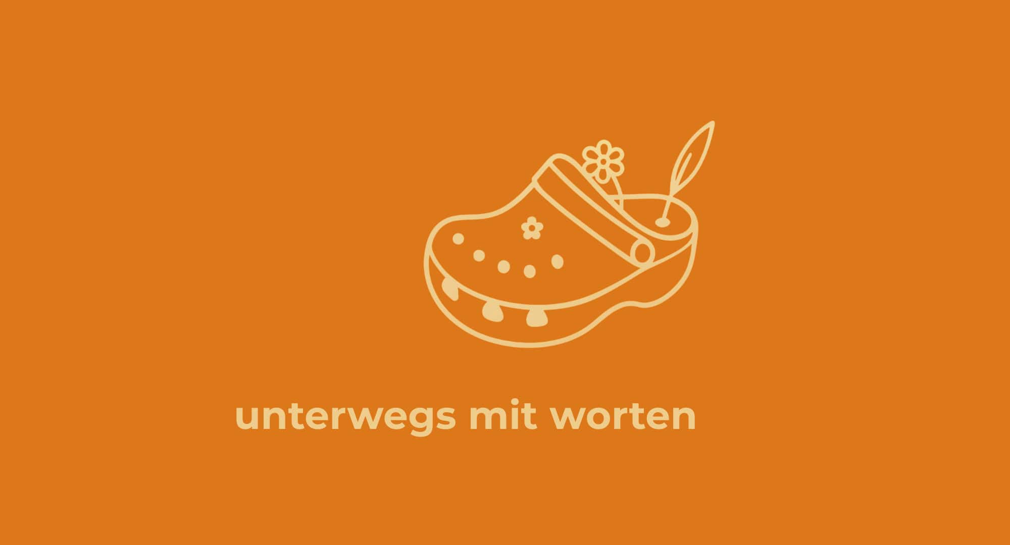 Logo mit Schriftzug auf orangefarbenem Hintergrund.