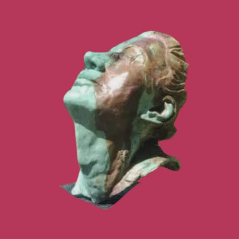 Fragmentierte Bronzeskulptur von Teresa Wells – eine weibliche Figur in precarious pose, oxidierte Patina in Grün und Braun, Symbol für Fragilität und Vergänglichkeit von Macht