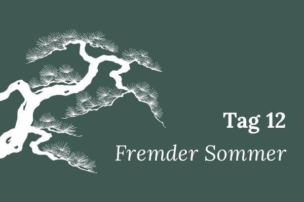Illustration einer stilisierten Mädchenkiefer, Text „Tag 12 – Fremder Sommer“