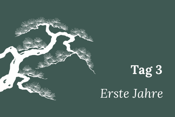 Illustration einer stilisierten Mädchenkiefer, Text „Tag 3 –Erste Jahre“