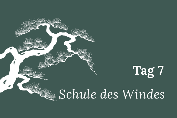 Illustration einer stilisierten Mädchenkiefer, Text „Tag 7 – Schule des Windes“