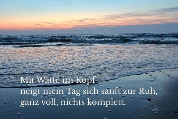 Abendstimmung am Meer mit sanften Wellen, Haiku-Text: Mit Watte im Kopf neigt mein Tag sich sanft zur Ruh, ganz voll, nichts komplett.