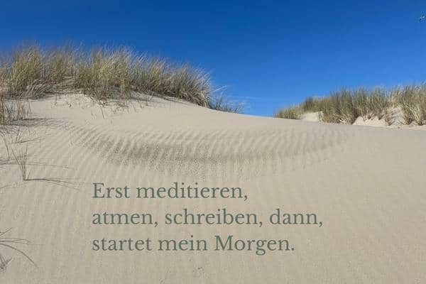 Sanddünen mit Strandgras unter blauem Himmel, Haiku-Text: Erst meditieren, atmen, schreiben, dann, startet mein Morgen.